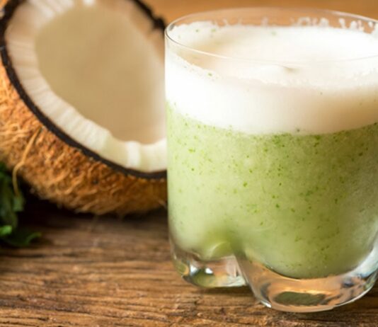 Suco detox de água de coco abacaxi hortelã e gengibre