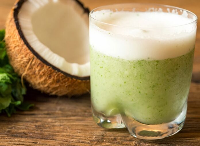 Suco detox de água de coco abacaxi hortelã e gengibre