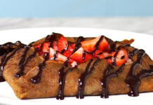 Crepe de morango com cobertura de chocolate