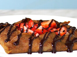 Crepe de morango com cobertura de chocolate