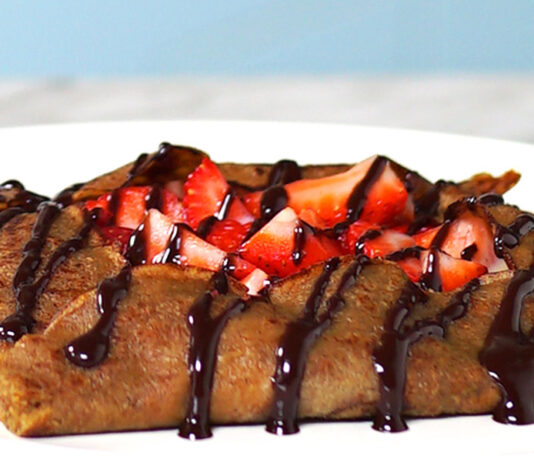 Crepe de morango com cobertura de chocolate