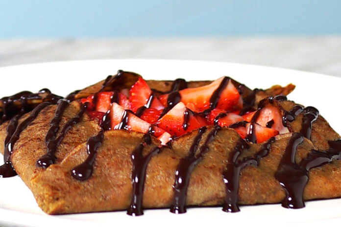 Crepe de morango com cobertura de chocolate